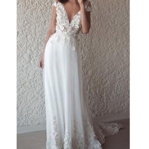New capped sleeve wedding dress- size 0-2
